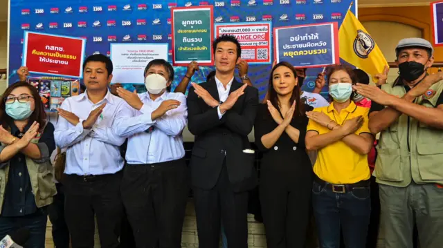 ตัวแทนภาคประชาสังคม คณะก้าวหน้าและพรรคก้าวไกล ร่วมกันแสดงพลังคัดค้านการควบรวมกิจการทรูและดีแทค