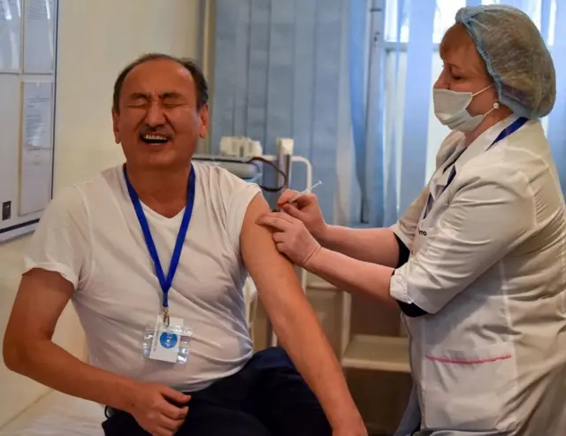 Қыздар кеуделерін сілкіп жүгіріп жүр