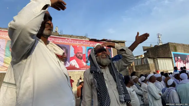 मुख्यमंत्री सभेच्या व्यासपीठावर आल्यानंतर त्यांना बघताना जमलेले नागरिक.