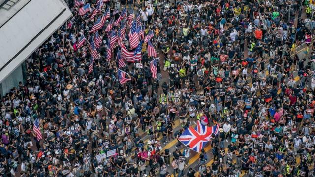 举着美国国旗和英国国旗的香港示威者