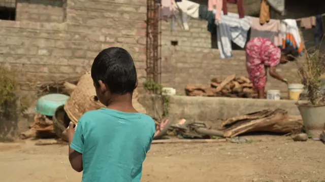 कई परिवार बच्चों को बेहतर पढ़ाई के लिए 10-15 किलोमीटर दूर तक प्राइवेट स्कूल में पढ़ने भेजते हैं