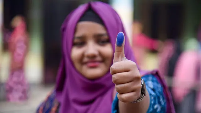 বাংলাদেশে মোট ভোটারের প্রায় অর্ধেকই নারী 