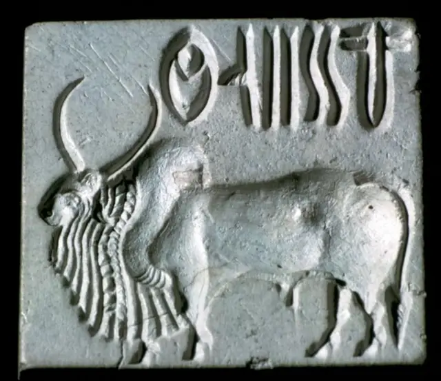 सिंधू संस्कृतीतील (ईसवीसनपूर्व 2500 ते 2000) प्राचीन शहर मोहनजोदडो सिंध प्रांतातच आहे.