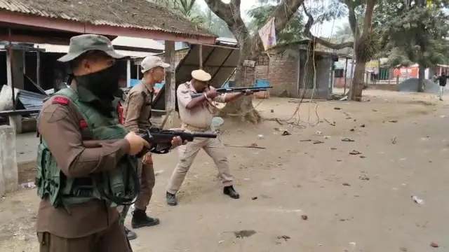 পুলিশের সঙ্গে আন্দোলনকারীদের সংঘর্ষের পরে জারি হয়েছে রাত্রিকালীন কারফিউ