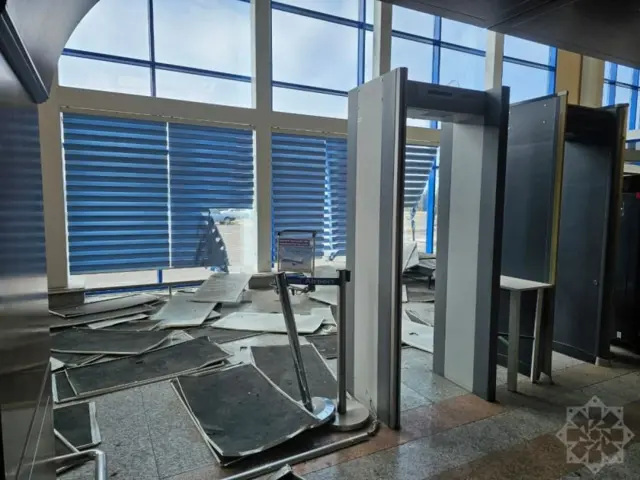 Обломки на полу здания терминала аэропорта Нахичевани