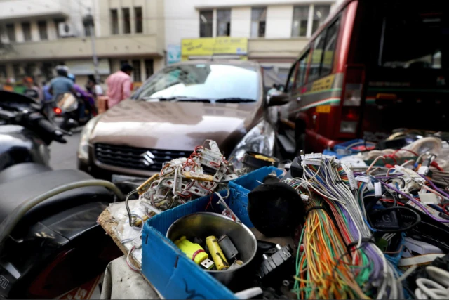  زباله‌های الکترونیکی در پارکینگی در کلکته هند رها شده‌اند