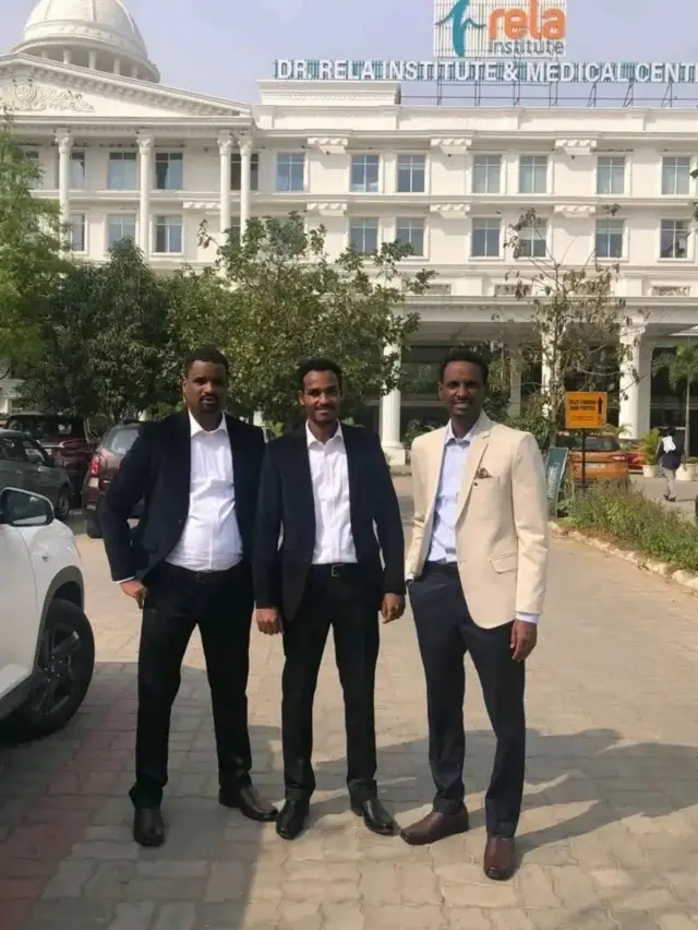 Dhakhtarka iyo walaalihiis