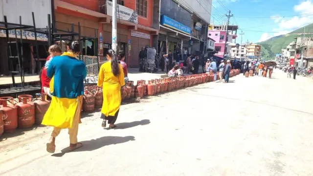 ग्यासका लागि लामबद्ध मानिसहरू सिलिन्डरको लाइन