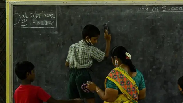 பள்ளி மாணவர் இடைநிற்றல், இந்தியா, தமிழ்நாடு, உத்தரபிரதேசம்