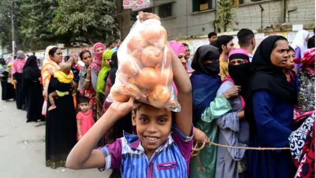পেঁয়াজ পেয়ে খুশি বালক, ঢাকা, ০২-১২-২০১৯।