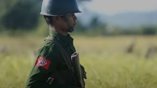 আরাকান আর্মির এক সদস্য সতর্ক পাহারায়