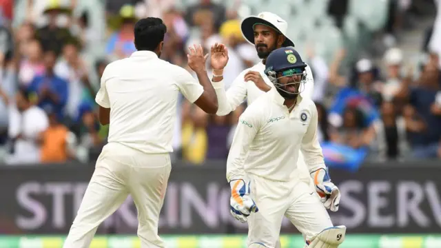 கடைசி விக்கெட்டை வீழ்த்திய மகிழ்ச்சியில் அஸ்வின் - ரிஷப்