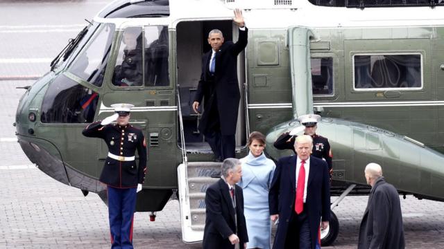 連邦議会議事堂から手を振って離れるオバマ前大統領と、議事堂内に戻るトランプ夫妻