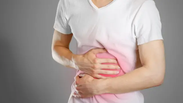 Hombre con dolor de estómago.