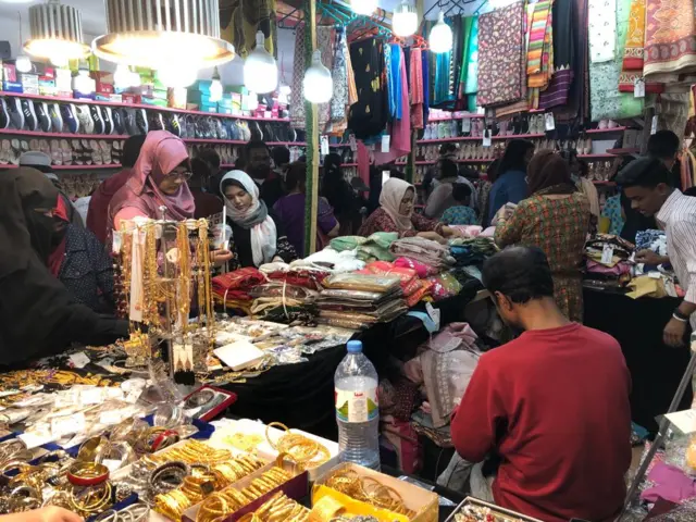 মেলায় তৈজসপত্র, কাপড়চোপড়, অলংকার, প্লাস্টিক সরঞ্জাম, খাদ্যদ্রব্যসহ নানারকম জিনিসপত্রের দোকান রয়েছে।