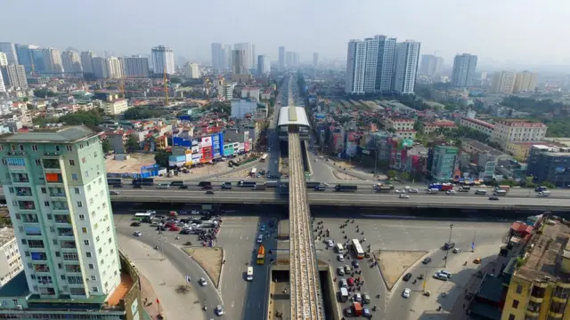 Nhà ga Nguyễn Xiển, nút giao thông đường Nguyễn Trãi