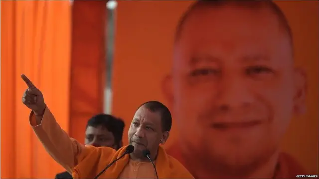 ચૂંટણીસભા દરમિયાન ઉત્તર પ્રદેશના મુખ્ય મંત્રી યોગી આદિત્યનાથ