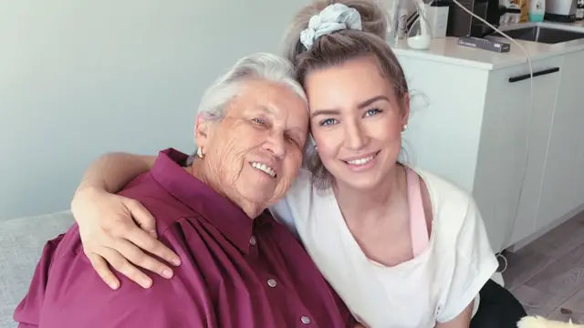 Tara Bosch con su abuela
