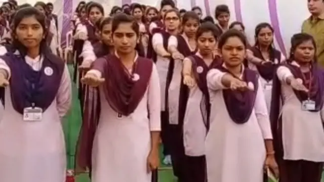 ప్రమాణం చేసిన అమ్మాయిలు