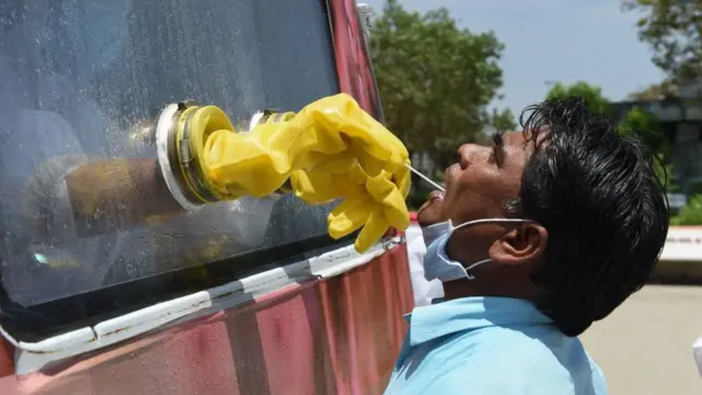 અમદાવાદમાં પેશન્ટનો નમુનો લઈ રહેલી આરોગ્ય વિભાગની ટીમ