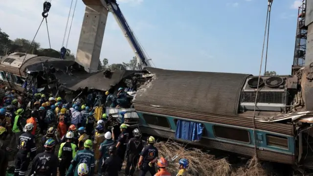 تجمع امدادگران در اطراف قطار آسیب دیده