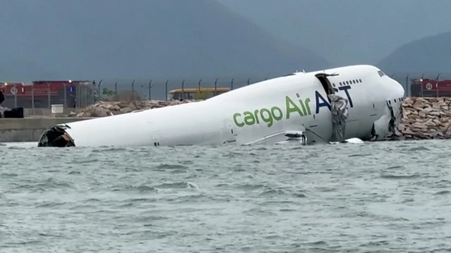 Ọkọ ofurufu akẹru Emirates Airlines ninu omi okun laaarọ ọjọ Aje