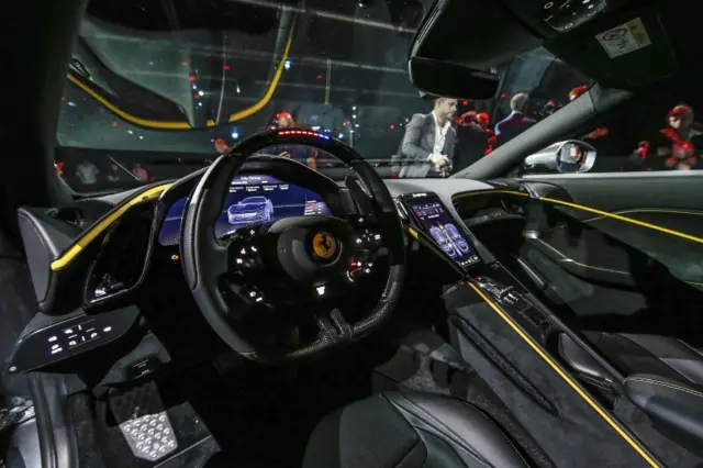 اکثر بخش‌های ماشین با دکمه‌های لمسی روی فرمان کنترل می‌شود