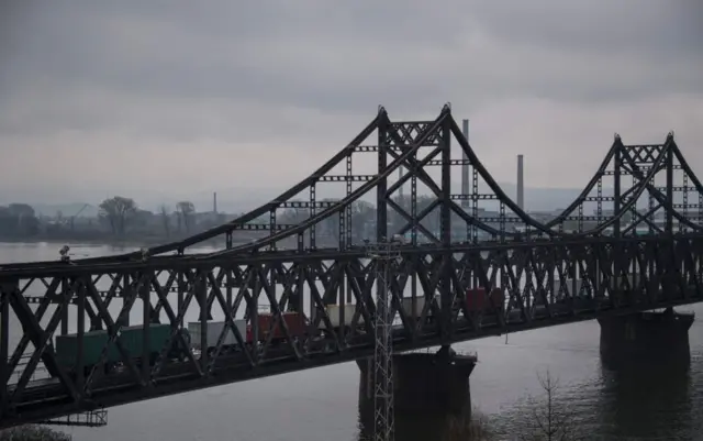 지난해 4월 화물차들이 북한 신의주와 중국의 단둥을 잇는 다리를 건너고 있다. 북한은 북-중 접경지역에 8곳의 '경제개발구'를 지정했다