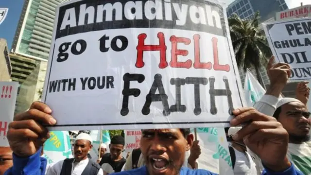 Di Indonesia, kelompok garis keras Islam berunjuk rasa pada pertengahan tahun 2000-an untuk menuntut pemerintah membubarkan Ahmadiyah.