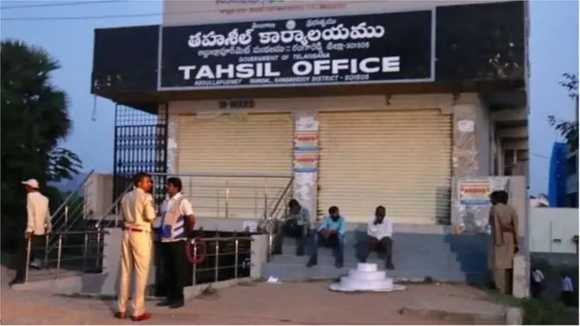 મહિલા અધિકારીને જીવતાં સળગાવાયાં