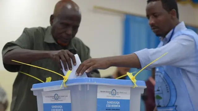 A man casts his ballot on November 16, 2016, in Baidoa
