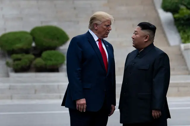 도널드 트럼프 미국 대통령가 김정은 북한 국무위원장이 서로 마주 보고 서 있다