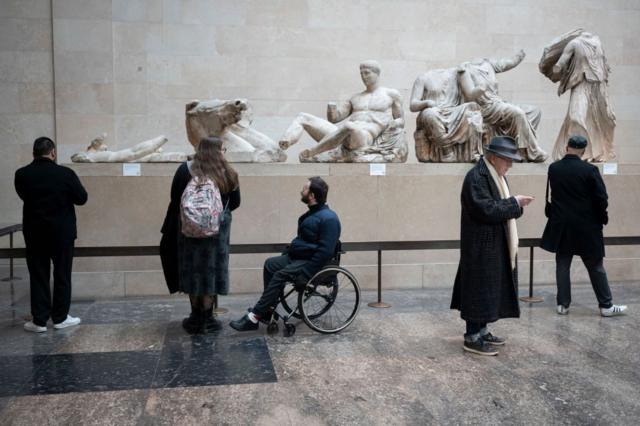 Visitantes frente a mármoles de Elgin en el Museo Británico. 