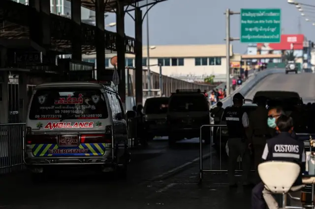 ထိုင်း - မြန်မာနယ်စပ်မြို့ မဲဆောက်က နယ်စပ်ဂိတ်မြင်ကွင်း
