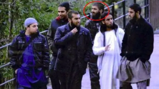 警方2012年公布的监控图片，乌斯曼·汗，红圈中那位，和同案嫌疑人在一起。