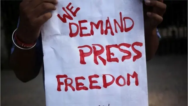 বাংলাদেশে যখন করোনাভাইরাসের বিস্তার শুরু হয়, তখন থেকেই গুজব ছড়ানোর অভিযোগে ৫০ জনের বেশি ব্যক্তিকে আটক করেছে র্যাব ও অন্য বাহিনী