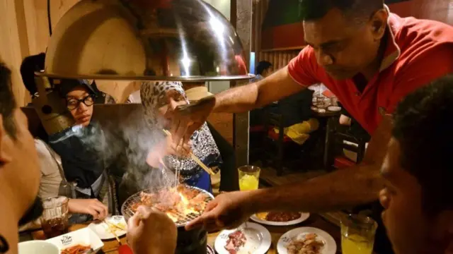 Restoran dan rumah makan juga harus memiliki sertifikasi halal.