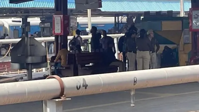  रेल्वे स्थानकावरील सुरक्षा कर्मचारी 