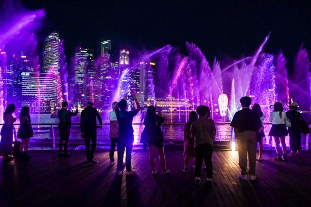 Màn trình diễn ánh sáng và nhạc nước theo chủ đề Taylor Swift ở Singapore đã thu hút các fan hâm mộ của nữ ca sĩ đến với đảo quốc