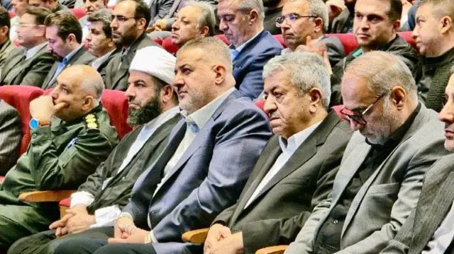 ناجی شریفی زیندشتی (نفر وسط) در کنار مقام‌های آذربایجان غربی