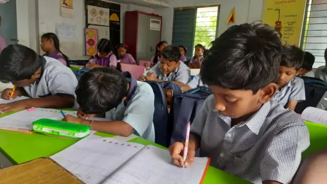 ప్రభుత్వ పాఠశాలల నుంచి ఎక్కువ మంది విద్యార్థులు ఐదో తరగతి తర్వాత ప్రైవేటు పాఠశాలలకు వెళుతున్నట్టు కనిపిస్తోంది