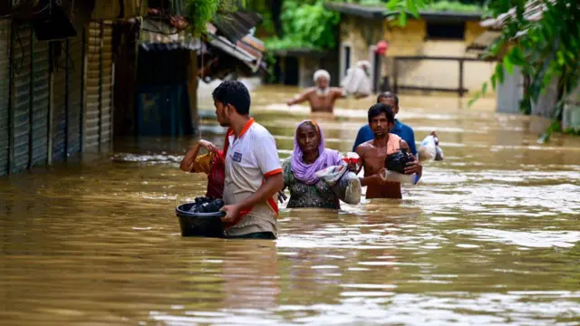 এর আগেও বেশ কয়েকটি জেলায় বন্যার ক্ষেত্রে ‘অস্বাভাবিক’ বন্যার কথা শোনা গেছে।