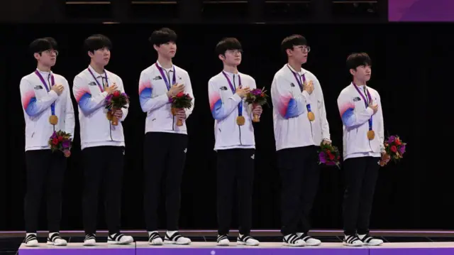 韩国战队在杭州亚运夺得《英雄联盟》项目金牌后站上领奖台