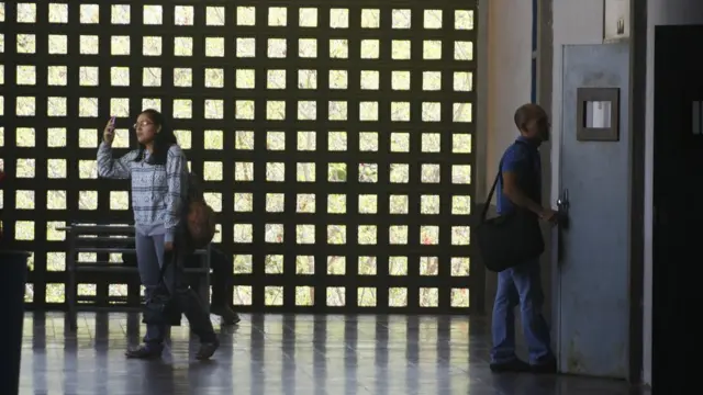 Pasillo casi vacío de la Escuela de Petróleos. Foto: Humberto Matheus.