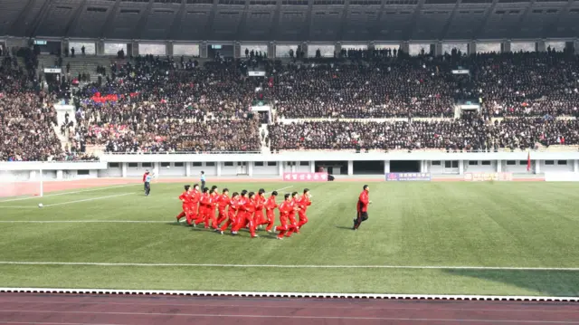 Jogadoras da Coreia do Norte se aquecendo no Estádio Kim Il-sung, em Pyongyang, antes da vitória por 8 a 0 sobre Taiwan em abril de 2007