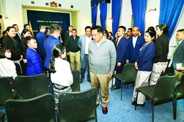 စစ်ခေါင်းဆောင်နဲ့ စကားပြောနေတဲ့ မြန်မာဝတ်စုံနဲ့ကလေးငယ်တစ်ဦး၊ ဘေးက ဝိုင်းကြည့်နေတဲ့ အမျိုးသားအမျိုးသမီးတွေ