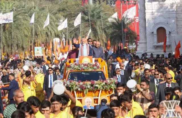 இருப்பினும், உள்ளூர் மற்றும் தேசிய அளவில் பாஜகவிற்குப் பல்வேறு சவால்கள் இருந்தபோதிலும், இந்தப் பிரச்னைகளை முன்வைப்பதில் எதிர்க்கட்சிகள் பலவீனமாக இருப்பது பாஜகவிற்குப் பெரிய பாதிப்பை ஏற்படுத்தவில்லை என்று கௌஷிக் மேத்தா மற்றும் ஜெகதீஷ் ஆச்சார்யா ஆகிய இருவரும் கருதுகின்றனர்.
