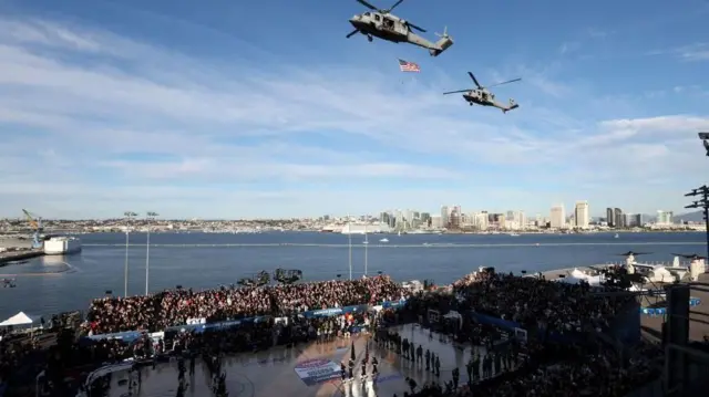 صور لعدة طائرات هليكوبتر فوق حاملة الطائرات 