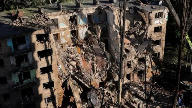 Киев, разрушенный подъезд