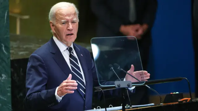 Presidente dos Estados Unidos, Joe Biden,casino fiz onlinediscurso na Assembleia Geral da ONU; ele veste terno azul escuro e gravata azul-escura com listras brancas